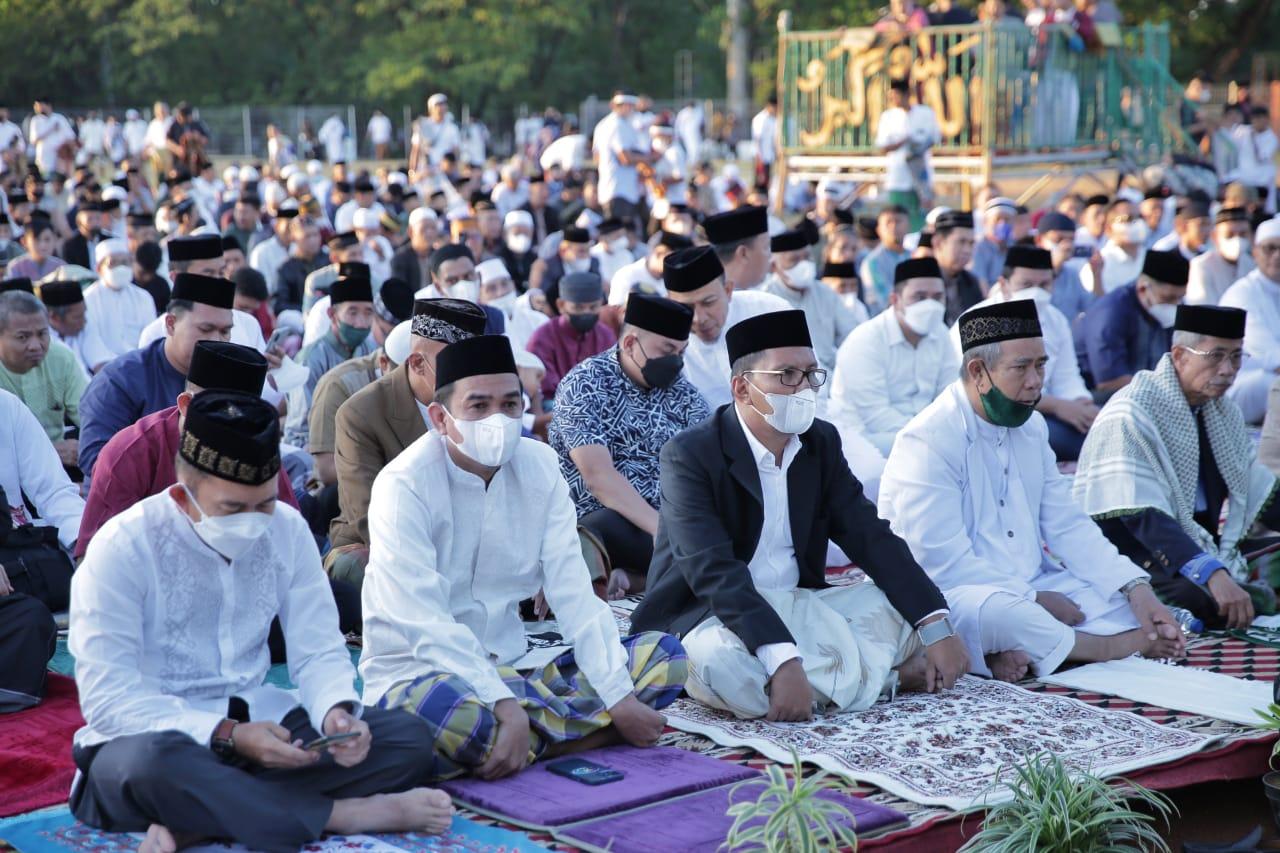 Wali Kota Makassar Shalat Idul Fitri Di Karebosi, Danny Himbau Warganya Tetap Prokes