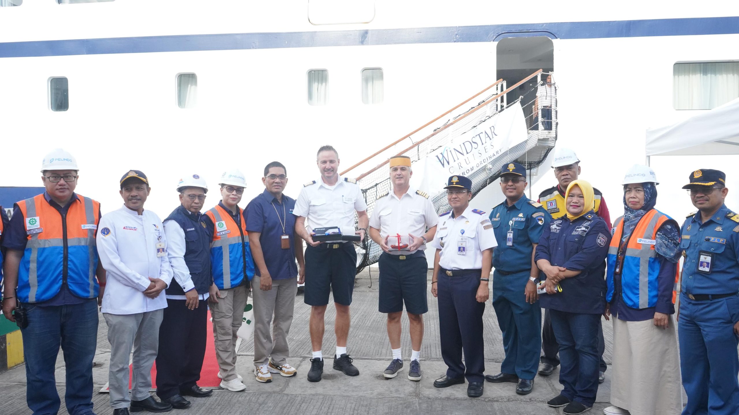 Kapal Pesiar MV.Star Breeze Sandar di Pelabuhan Makassar